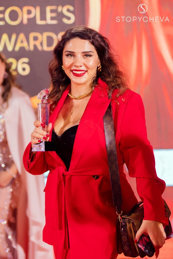 Как прошла премия DUBAI INTERNATIONAL PEOPLE’S AWARDS 2026 и показ от STOPYCHEVA в самом сердце Дубая.