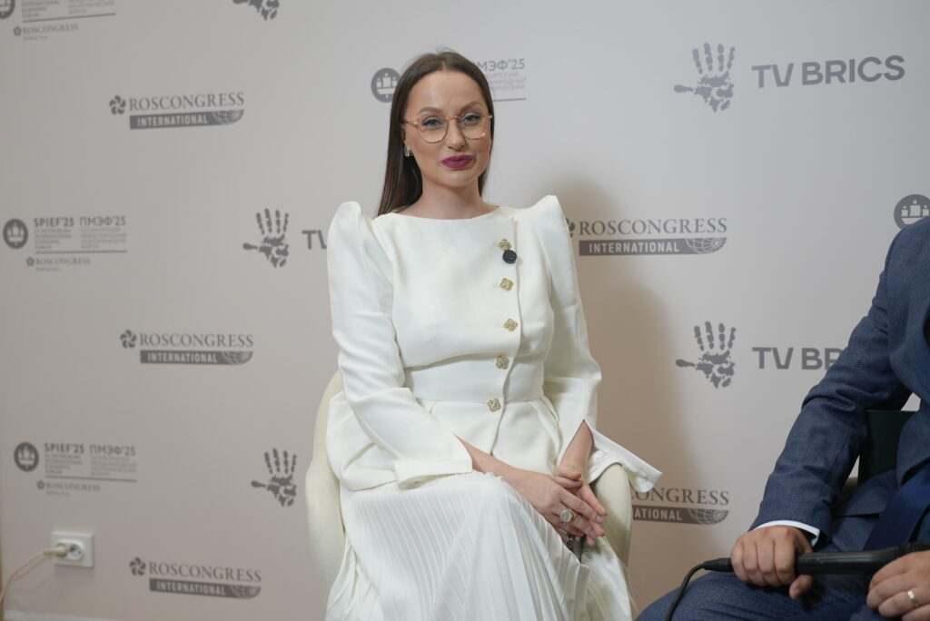 Мария Тарханова стала спикером ПМЭФ. О чём рассказала главный пиарщик страны.