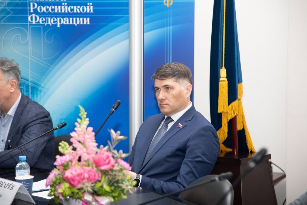В ТПП РФ обсудили новый закон о запрете рекламы эзотериков в соцсетях.