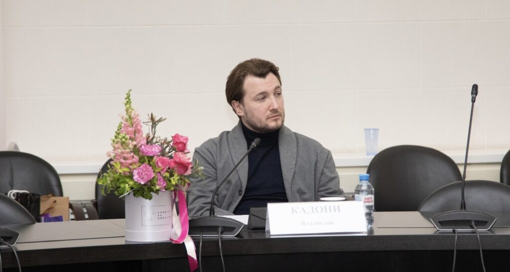 В ТПП РФ обсудили новый закон о запрете рекламы эзотериков в соцсетях.