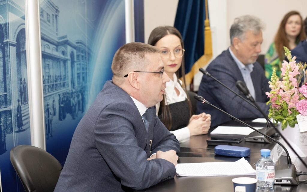 В ТПП РФ обсудили новый закон о запрете рекламы эзотериков в соцсетях