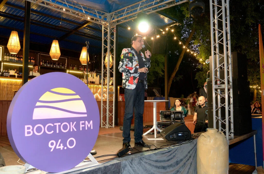 «ВОСТОК FM» ОТКРЫВАЕТ СЕРИЮ ЛЕТНИХ ЗВEЗДНЫХ ВЕЧЕРИНОК